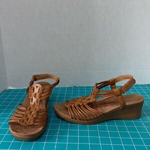 Baretraps Camel Brown Taren Casual Strappy Wedge Sandal Size 9 1/2M Vegan